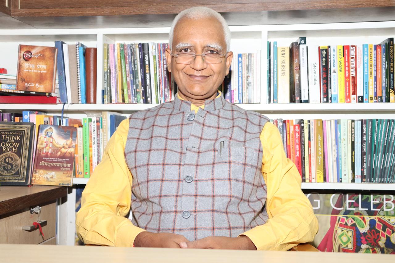 Madhukar Mokha guiding Aaj Ka Gyan Moti